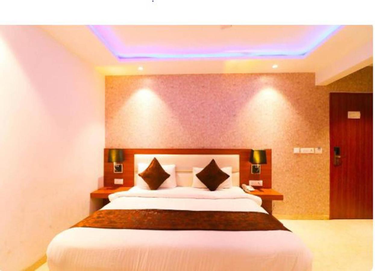 Wowstops-Clark Near Delhi Airport Hotel Nuova Delhi Esterno foto